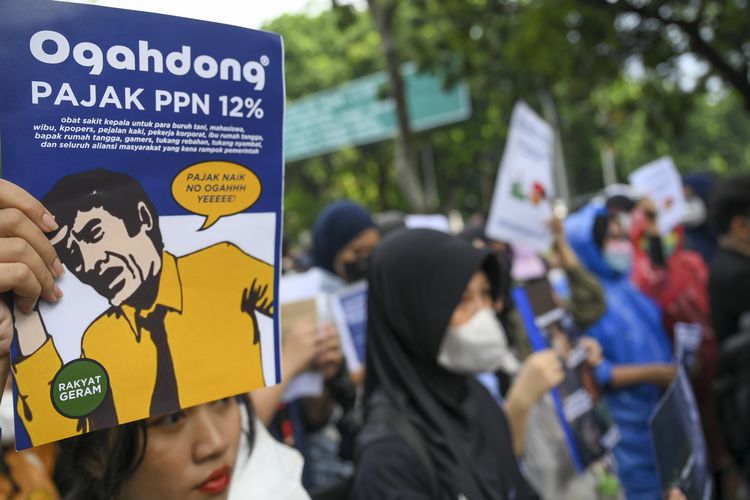 Sejumlah pengunjuk rasa membawa poster saat aksi penolakan PPN 12 persen di depan Istana Merdeka, Jakarta, Kamis (19/12/2024) (Dok. ANTARA)