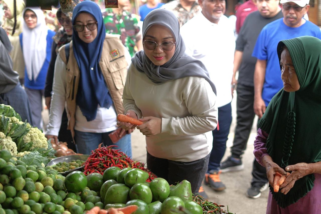 Bupati Mamuju saat memantau harga bahan pokok di pasar