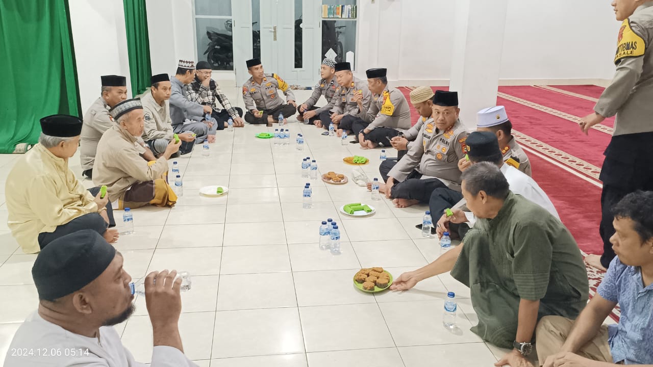 Kapolrestabes Makassar beserta jajaran berdiskusi dengan masyarakat di Masjid Nurul Hikmah, Kecamatan Panakkukang, Kota Makassar, Jumat (6/12/2024)