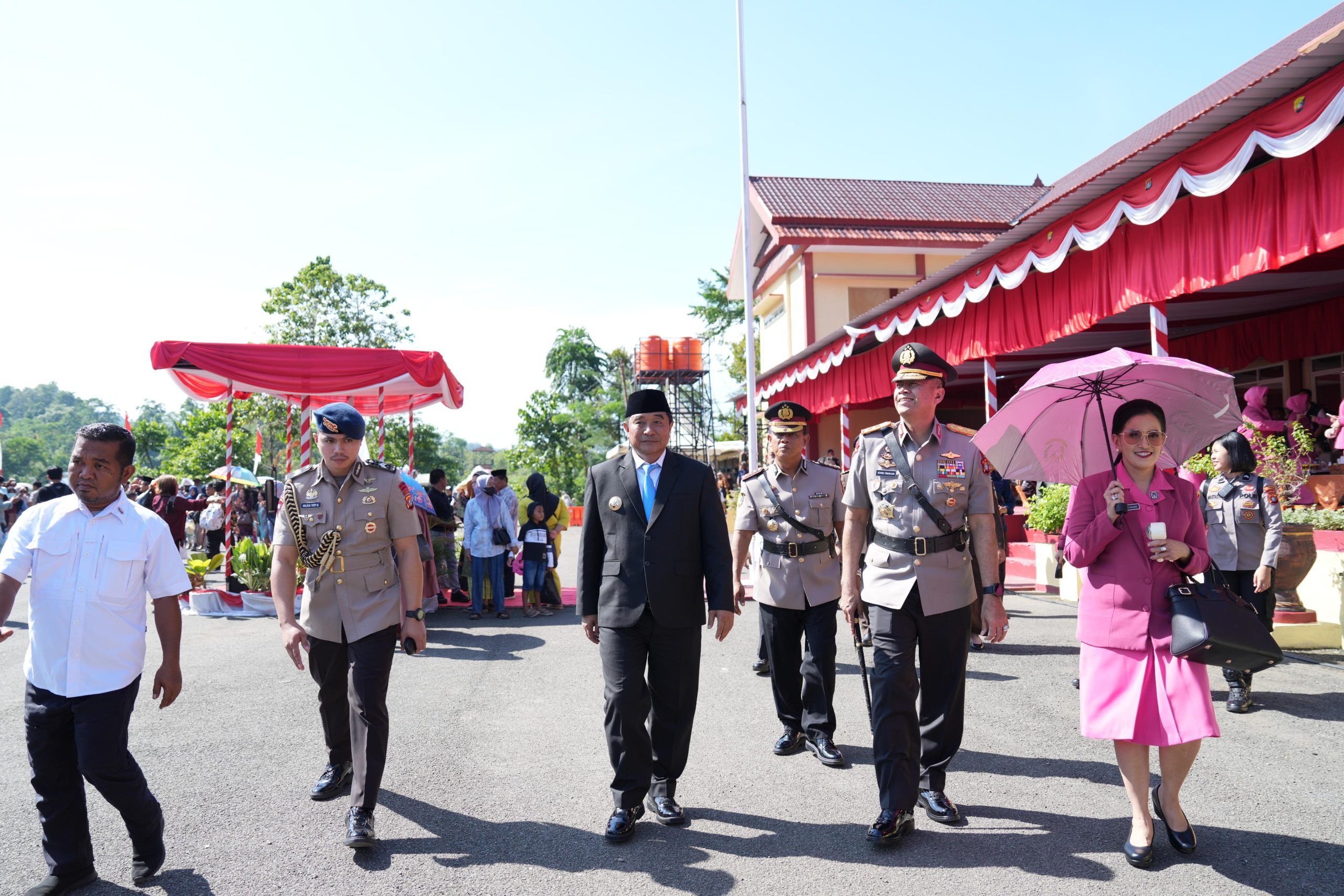 Penjabat Gubernur Sulawesi Barat Bahtiar Baharuddin menghadiri upacara penutupan pendidikan pembentukan bintara Polri Tahun Anggaran 2024 di SPN Mekkatta Polda Sulbar, Rabu (18/12/24)