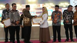 Pemerintah Provinsi Sulawesi Barat (Sulbar) mendapat predikat kepatuhan penyelenggaraan pelayanan publik kategori Zona Hijau dari Ombudsman RI dalam acara Penganugerahan yang dilaksanakan di Graha Sandeq Kompleks Rujab Gubernur Sulbar, Rabu (18/12/24)