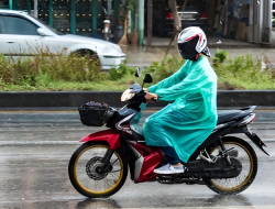 Hati-Hati! Pengendara Motor Jatuh Sebab Jas Hujan Tersangkut Rantai