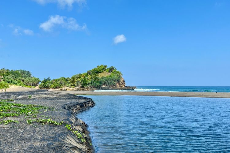 Ilustrasi Pantai Wonogor di Kabupaten Malang, Jawa Timur. (Shutterstock)