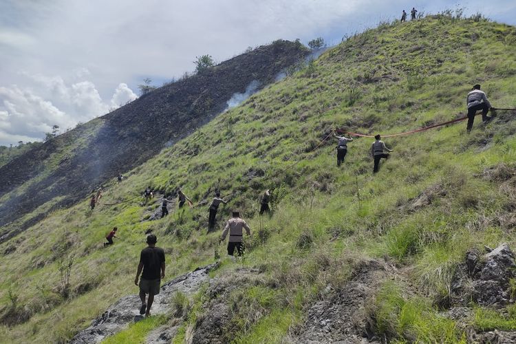 Objek wisata alam Bukit Amelia Labuan Bajo terbakar api pada Rabu (11/12/2024) (Dok. Polres Manggarai Barat)