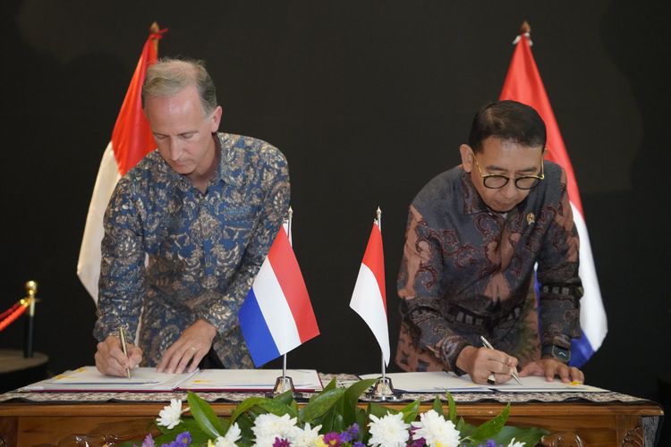 Menteri Kebudayaan, Fadli Zon (kanan) dan Duta Besar Kerajaan Belanda untuk Republik Indonesia, Marc Gerritsen (kiri) dalam serah terima obyek repatriasi di Museum Nasional Indonesia, Jakarta Pusat, pada Senin (16/12/2024) (Dok. Kementerian BUdaya)