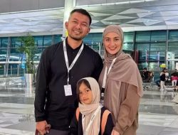 Atiqah Hasiholan dan Rio Dewanto Awali 2025 dengan Umrah