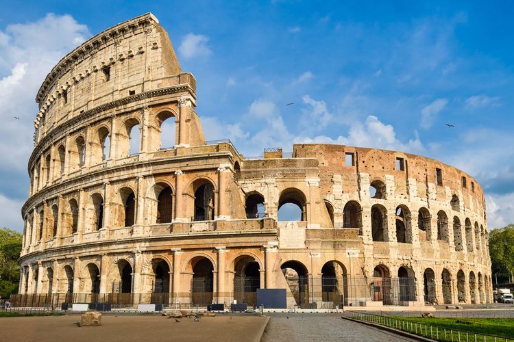 Colosseum, Roma, salah satu dari 7 Keajaiban Dunia baru.