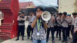 Pengurus Cabang (PC) Pergerakan Mahasiswa Islam Indonesia (PMII) Mamuju menggelar aksi unjuk rasa di Kantor Polresta Mamuju Jl. KS.Tubun Rimuku Mamuju, Kamis (2/1/25).