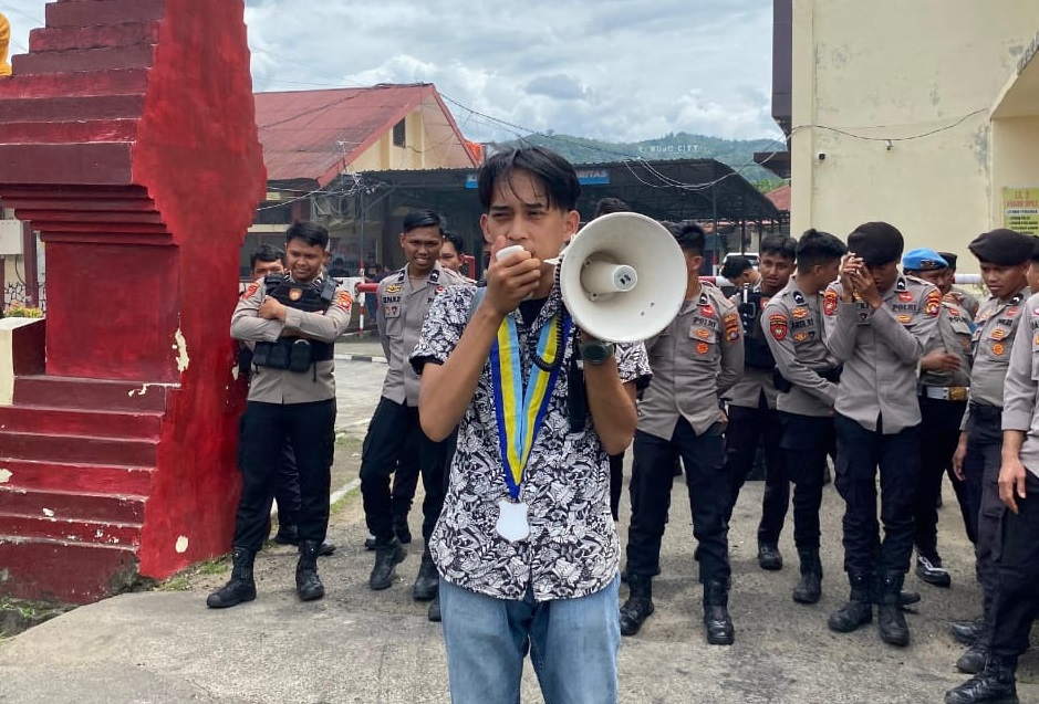 Pengurus Cabang (PC) Pergerakan Mahasiswa Islam Indonesia (PMII) Mamuju menggelar aksi unjuk rasa di Kantor Polresta Mamuju Jl. KS.Tubun Rimuku Mamuju, Kamis (2/1/25).