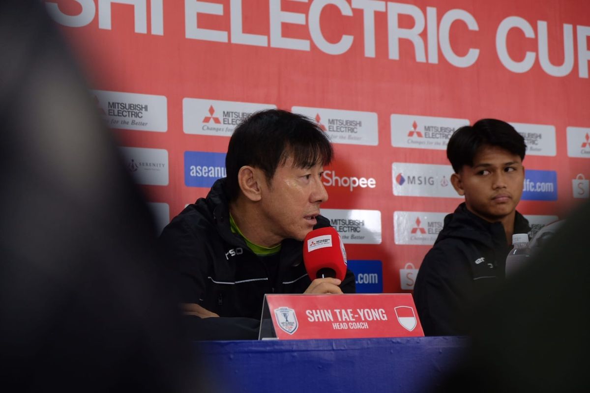 Pelatih Timnas Indonesia Shin Tae-yong dan pemain Hokky Caraka saat menghadiri sesi konferensi pers resmi pada Jumat (20/12/2024) jelang laga Piala AFF 2024 Indonesia vs Filipina tersaji di Stadion Manahan Solo, Jawa Tengah (Jateng), pada Sabtu (21/12/2024). (Dok. KOMPAS)