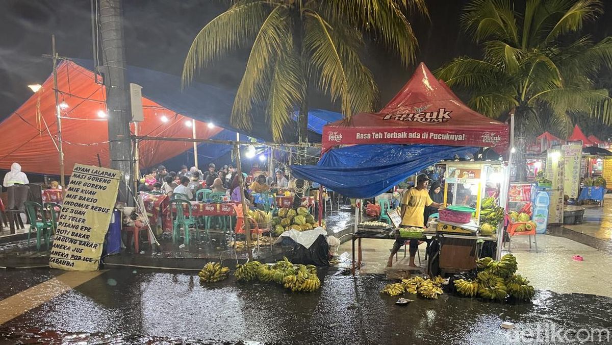 Pantai Losari Makassar Diguyur Hujan Lebat Jelang Pergantian Tahun (Dok. Detik.com)