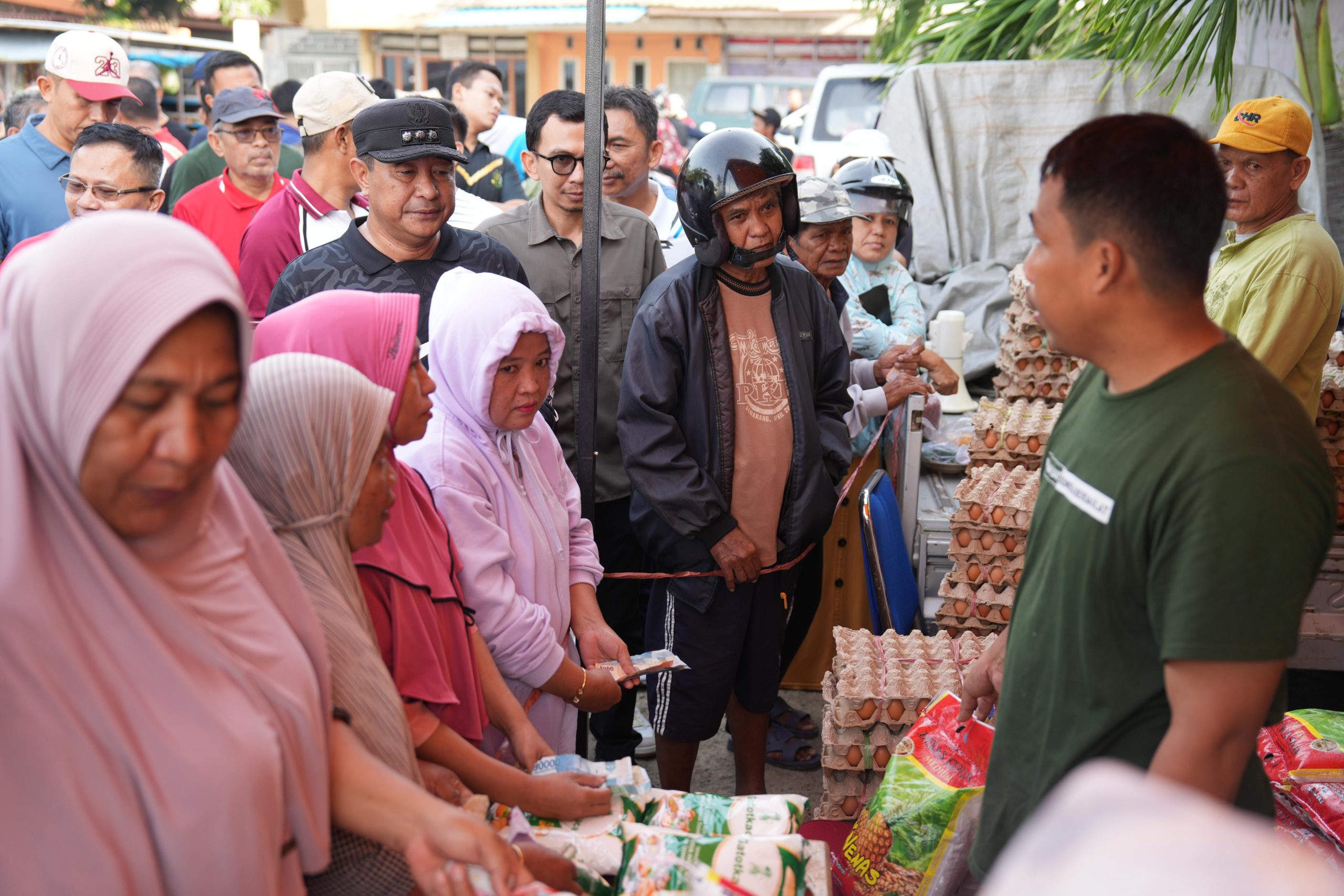 Pemerintah Provinsi (Pemprov) Sulawesi Barat (Sulbar) kolaborasi Pemkab Majene melaksanakan Gerakan Pangan Murah (GPM) atau pasar murah, Selasa 11 Februari 2025.