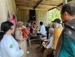 Demi Pelayanan Kesehatan, Petugas Puskesmas Botteng Rela Jalan Kaki 3 Kilometer ke Pelosok Desa