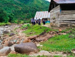 Gedung SMPN 6 Kalumpang Sulbar Terancam Hanyut Dibawa Arus Sungai